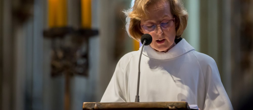 Lektorin bei Gottesdienst