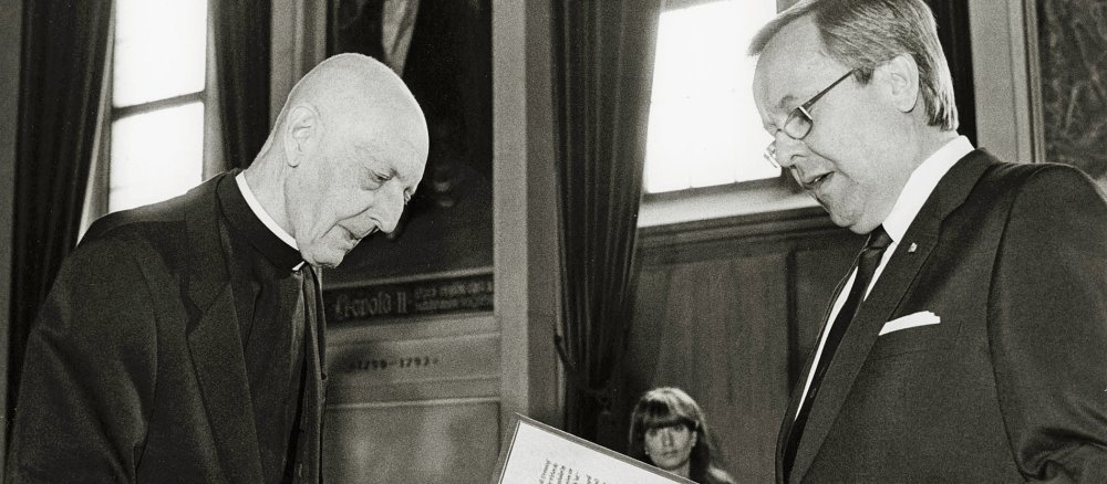 Oberbürgermeister Walter Wallmann (r.) verleiht Pater Oswald von Nell-Breuning (l.) das Ehrenbürgerrecht der Stadt Frankfurt am 10. Oktober 1983 im Kreissaal des Frankfurter Römers.
