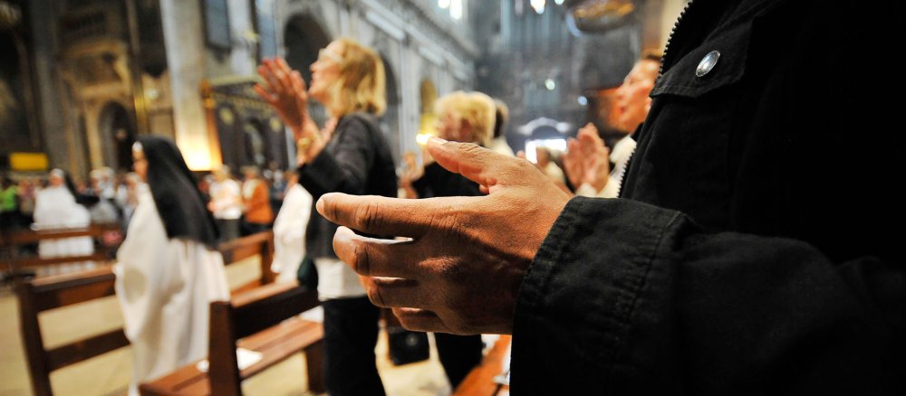 Gläubige beten das Vaterunser in einer Messe in Paris.
