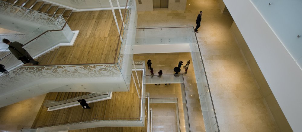 Menschen im Treppenhaus
