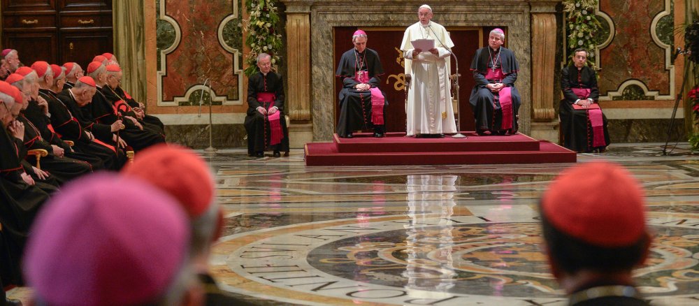 Papst Franziskus hält eine Rede vor Kardinälen