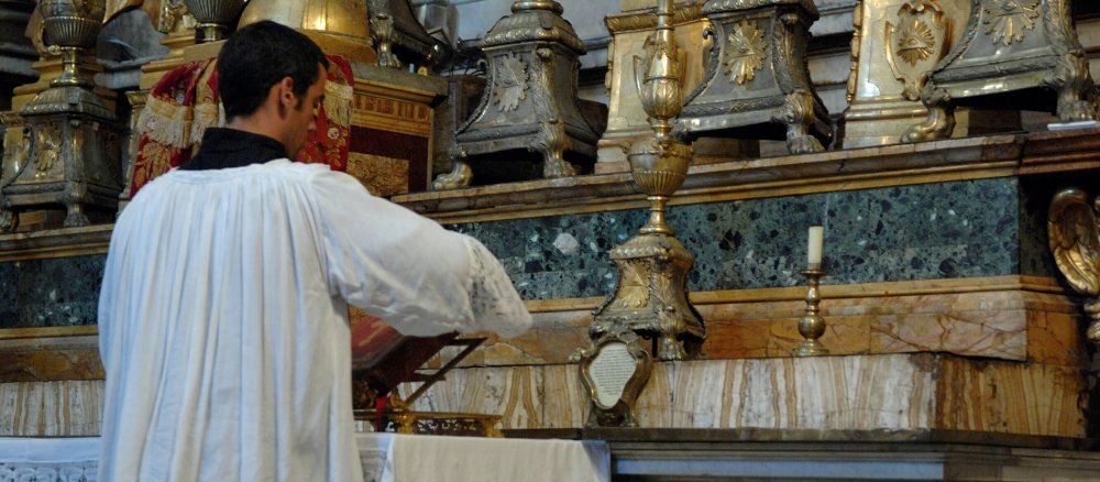 Ein Ministrant in einer Messe in der vorkonziliaren Form
