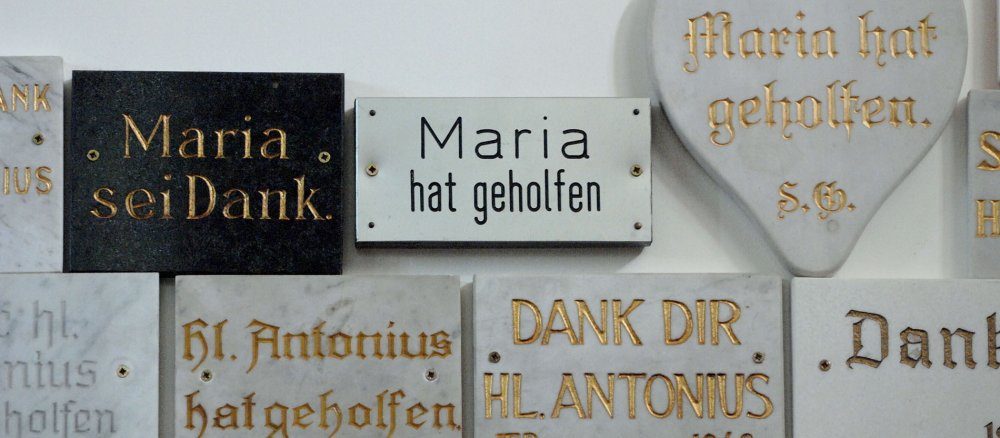 Danktafeln in der Wallfahrtskirche Maria Heimsuchung in Klausen