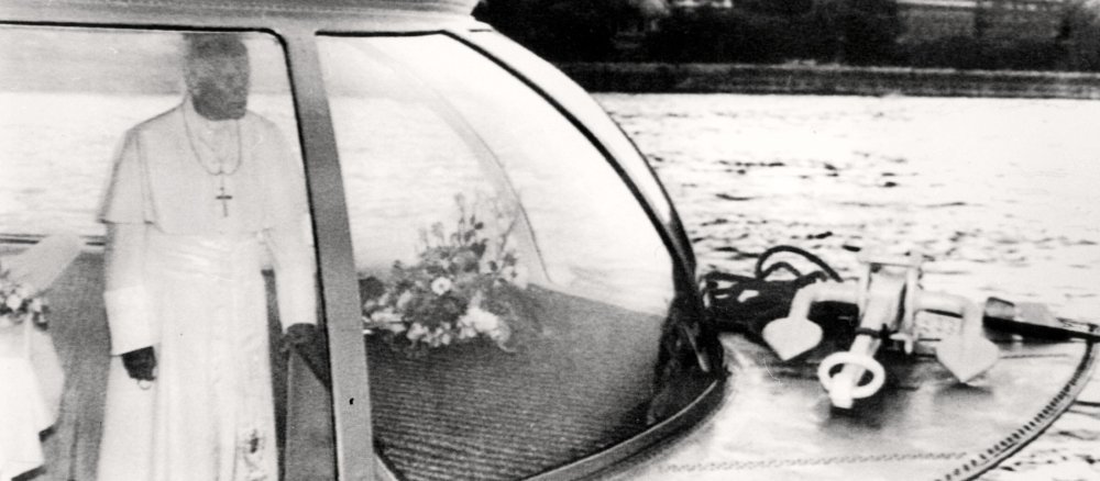 Papst Johannes Paul II. auf einem Schnellboot
