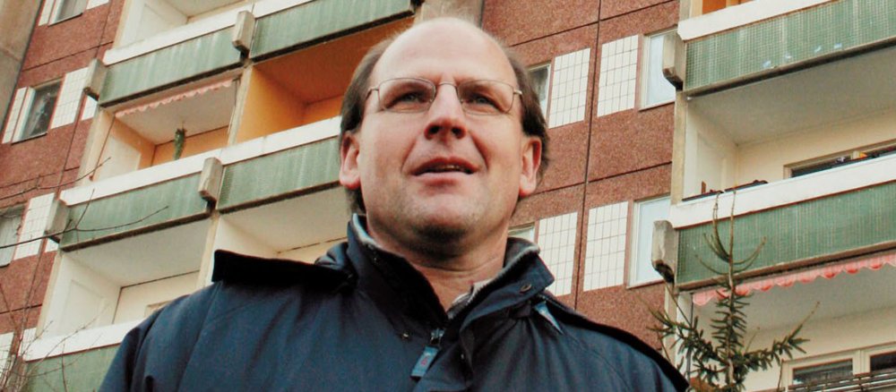 Andreas Knapp ist Priester und Dichter und lebt in der Gemeinschaft der Kleinen Brüder vom Evangelium in Leipzig in einer Plattenbausiedlung. Er ist als Gefängnisseelsorger und ehrenamtlich in der Pastoral tätig.