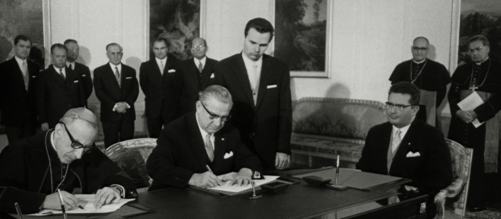 Unterzeichnung des Vertrags am 7. Oktober 1968 in München