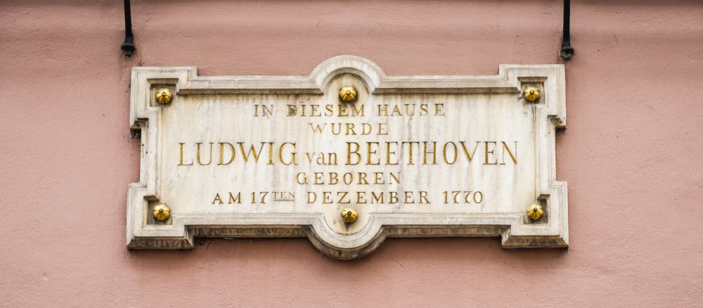 Die Marmortafel mit der Aufschrift "In diesem Hause wurde Ludwig van Beethoven geboren am 17ten Dezember 1770" an der Fassade des Beethoven-Hauses in Bonn.