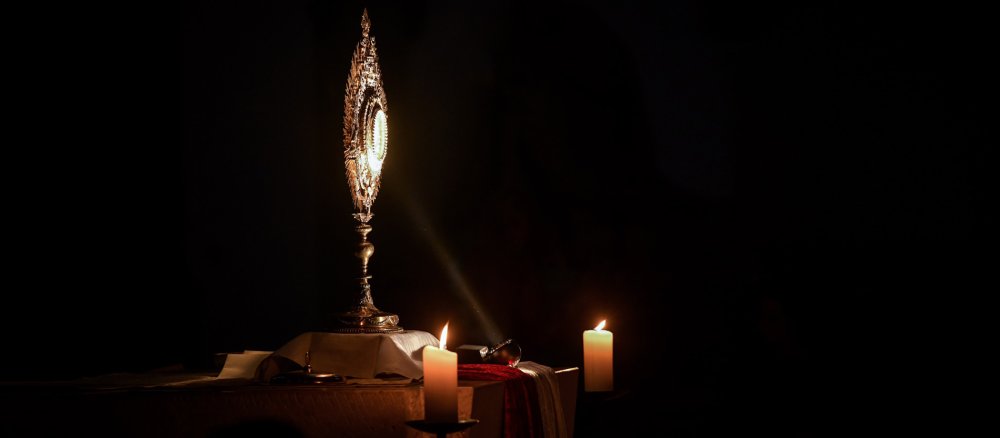 Eine Monstranz steht im Kerzenlicht während einer Vigil, am 12. Mai 2018 in Münster.