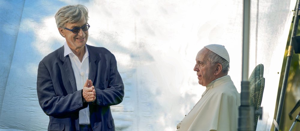 Wim Wenders spricht mit Papst Franziskus während der Produktion von seinem Dokumentationsfilm "Papst Franziskus - Ein Mann seines Wortes".