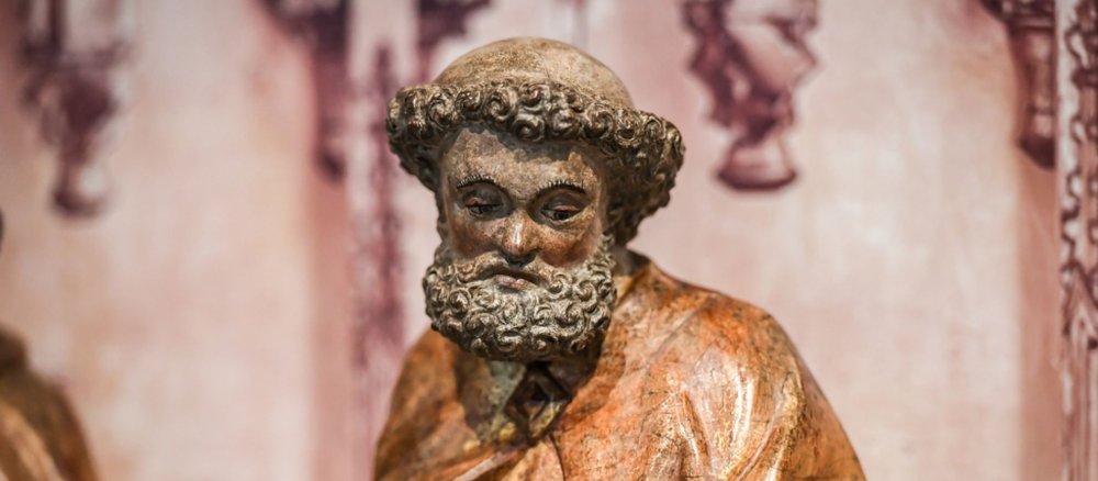 Das Bild zeigt eine Petrus-Figur.