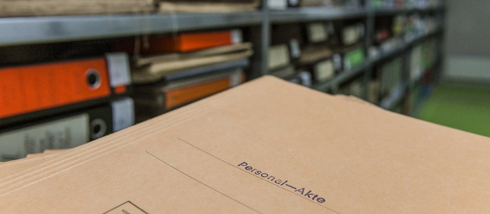 Ein Personalaktenordner vor Archivschränken