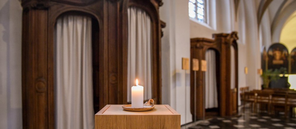 Ein Beichtstuhl in einer Kirche.
