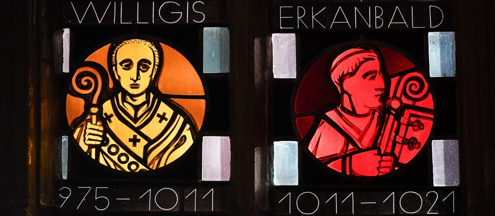 Ein Kirchenfenster zeigt Darstellungen der Mainzer Bischöfe Willigis und Erkanbald