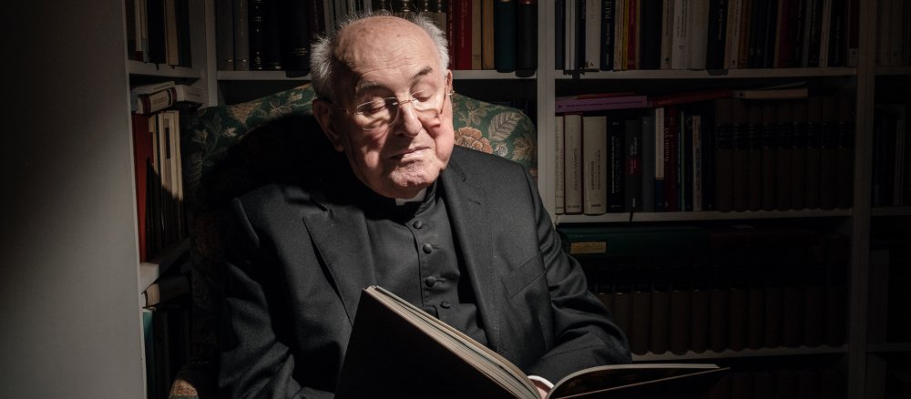 Kardinal Walter Brandmüller liest ein Buch