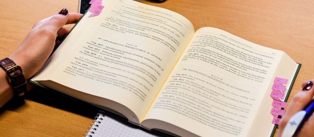 Ein Theologiestudium von Zuhause – das ist mit dem Würzburger Fernkurs Theologie möglich.