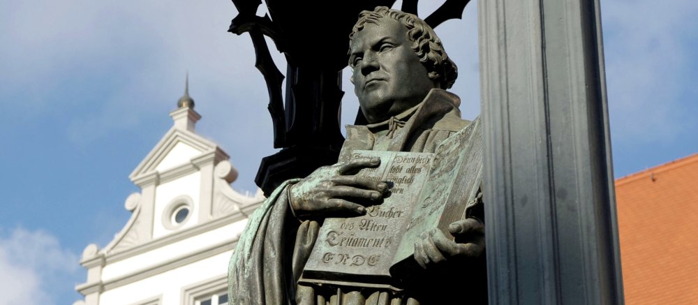 Eine Statue des Reformators Martin Luther in Wittenberg.