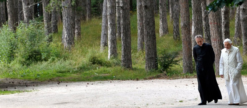 Papst Benedikt XVI. im Jahr 2010 während einer Wanderung mit seinem Privatsekretär Georg Gänswein in den Wäldern um Rocca di Mezzo in der Nähe von L'Aquila.