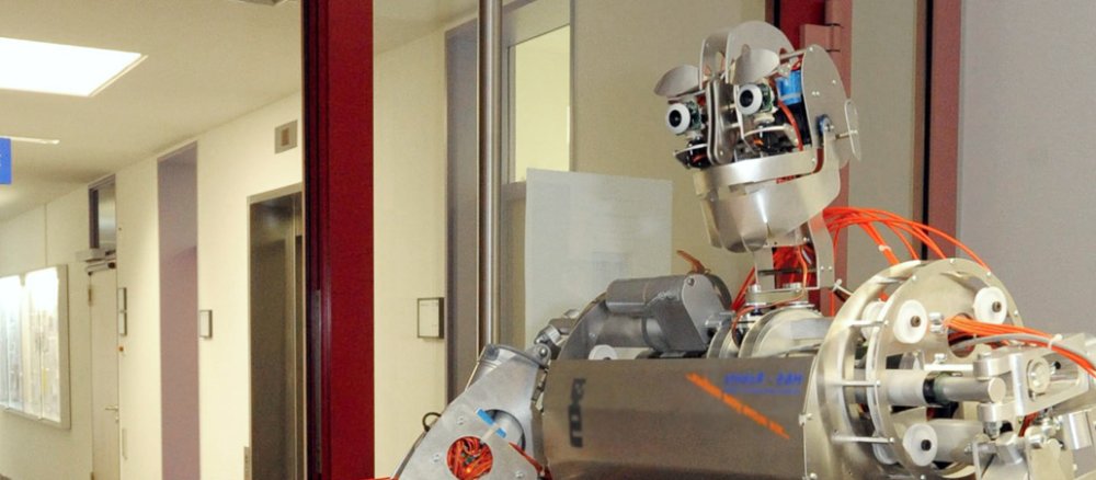 Roboter mit Gesicht und Kulleraugen