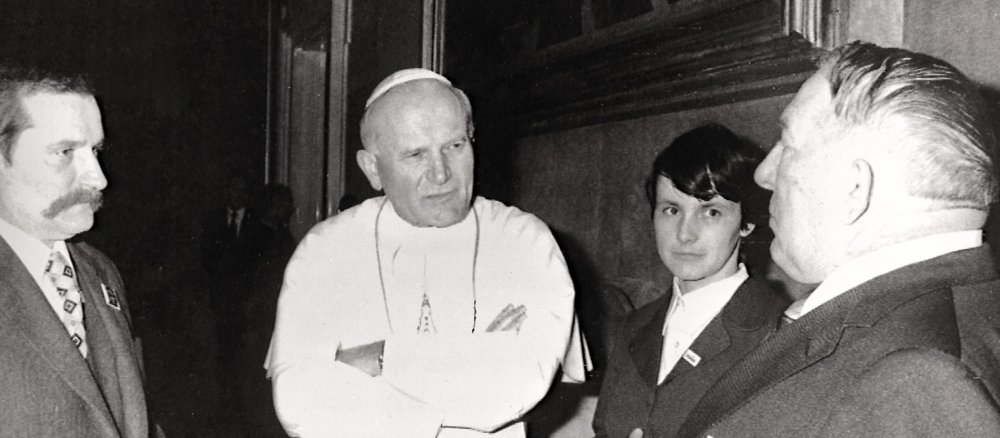 Papst mit Ehepaar Walesa und dem Vater von Lech Walesa, der vor sieben Jahren Polen verlassen hatte und hier seinen Sohn zum ersten Mal wiedersah.