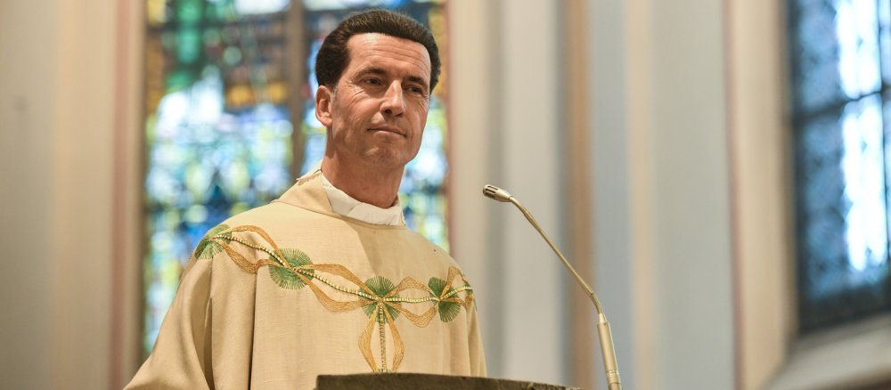 Der Stadtdechant Wolfgang Picken predigt an einem Ambo.