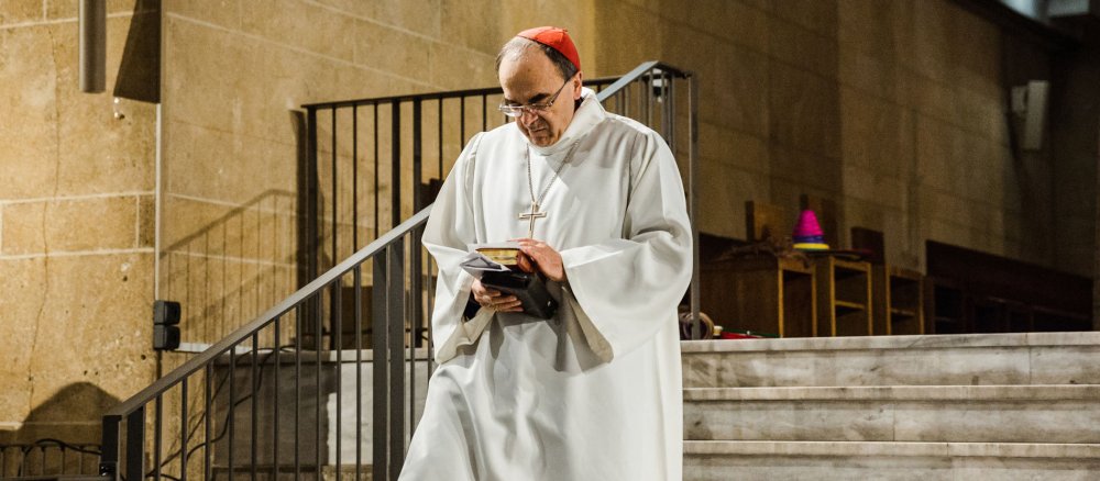 Kardinal Philippe Barbarin geht die Stufen einer Kirche in Lyon hinab.