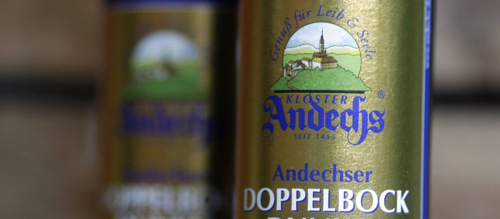 Zwei flaschen des Doppelbockbiers aus der Andechser Brauerei.