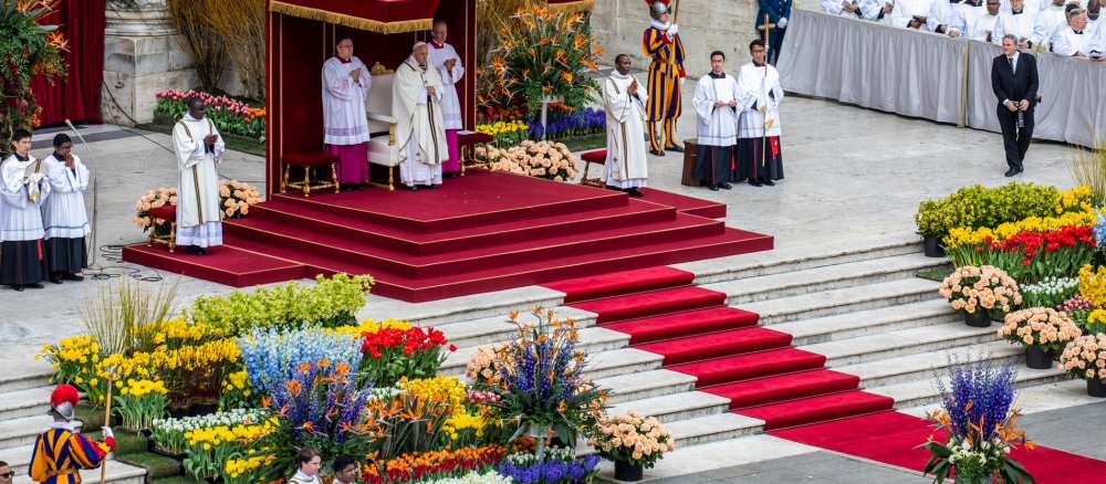 Papst Franziskus feiert am Ostersonntag 2019 die Messe auf dem mit Blumen geschmückten Petersplatz.