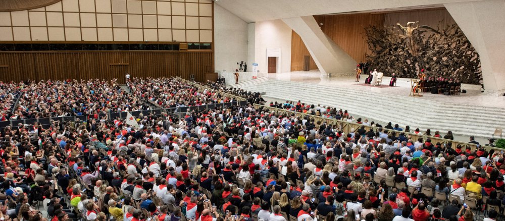 Papst Franziskus empfängt Menschen in der Audienzhalle Paul VI.
