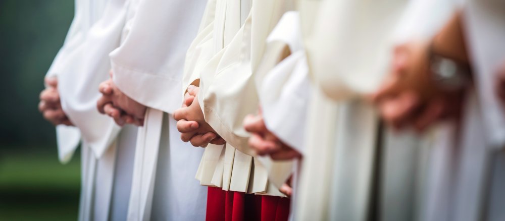 Ministranten mit gefalteten Händen