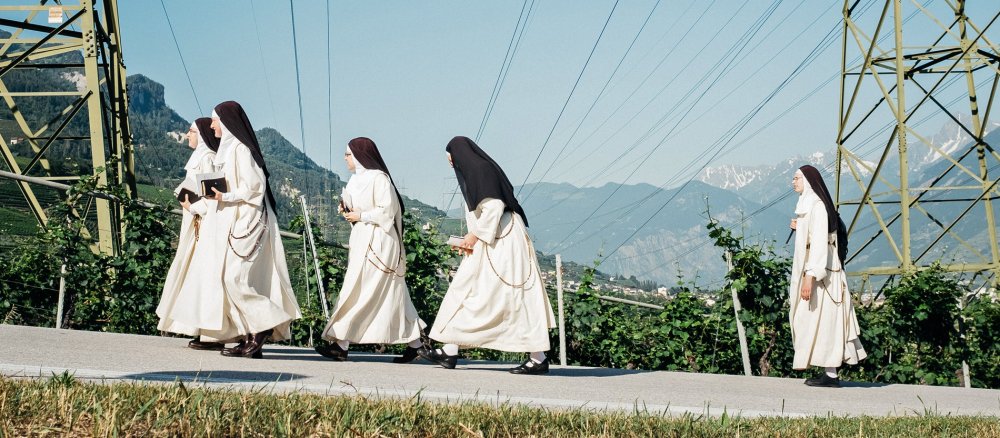 Ordensfrauen gehen spazieren