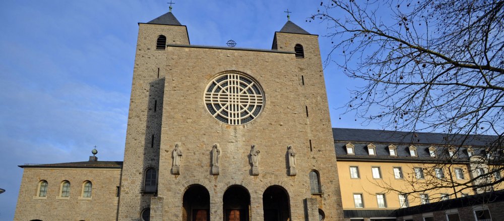 Hauptfassade der Abteikirche von Münsterschwarzach.