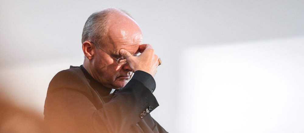 Franz-Josef Overbeck, Bischof von Essen, schaut nachdenklich