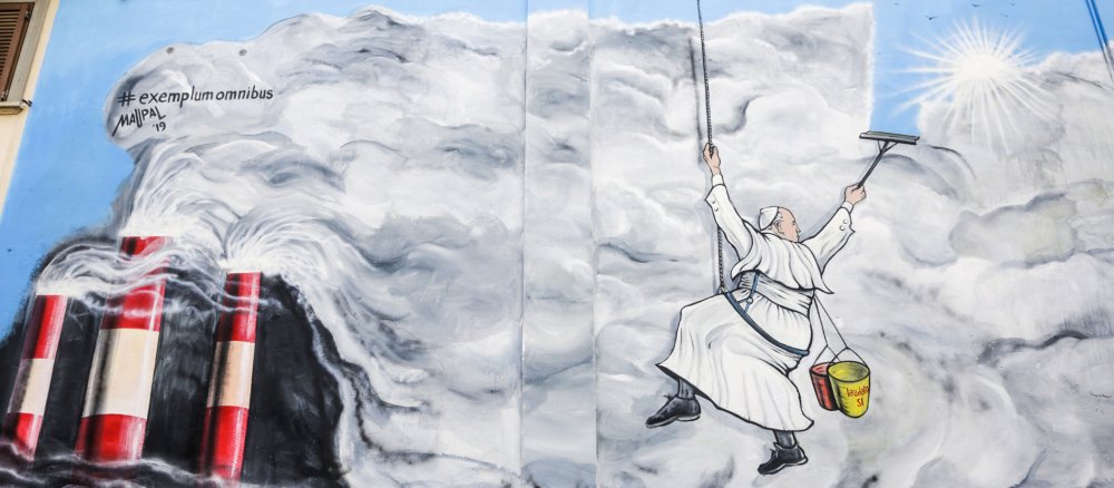 Ein Graffiti zeigt Papst Franziskus, der als Fensterputzer Smogwolken beseitigt