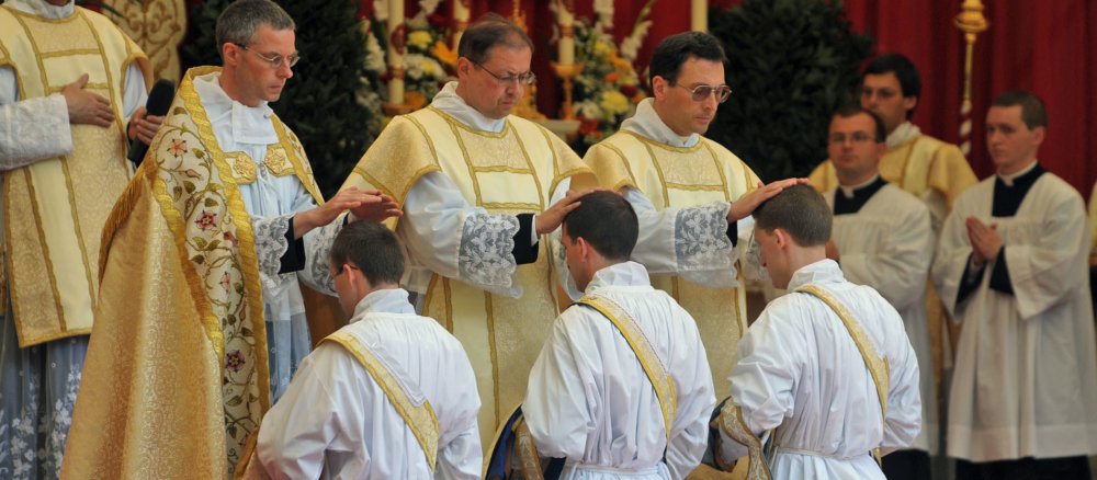 Drei Diakone der Piusbruderschaft empfangen in Zaitzkofen das Sakrament der Priesterweihe.