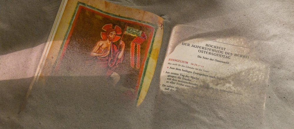 Ein aufgeschlagenes Evangeliar