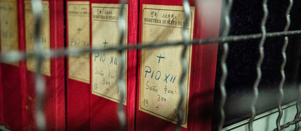 Aktenordner im Apostolischen Archiv zu Papst Pius XII. hinter einem Metallgitter