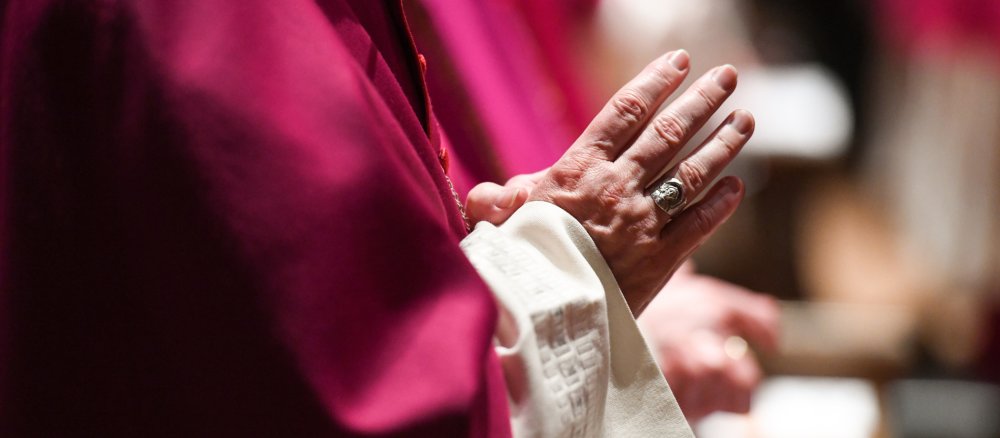 Die gefalteten Hände eines Bischofs bei einem Gottesdienst