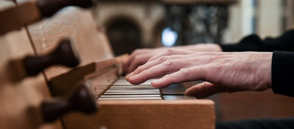 Ein Organist spielt auf einer Orgel
