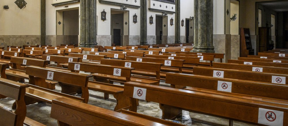Markierte Kirchenbänke in Zeiten von Corona