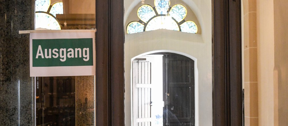 Eine Kirchentür mit der Aufschrift "Ausgang".