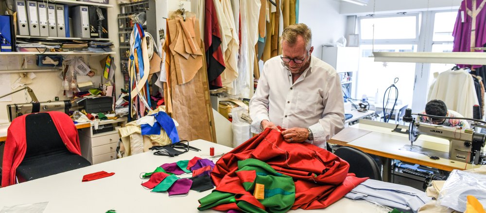 Thomas Schmitt schneidert ein Messgewand in seiner Paramentenwerkstatt