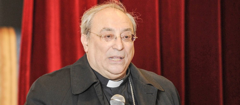 Bischof Giuseppe Marciante vor einem roten Vorhang
