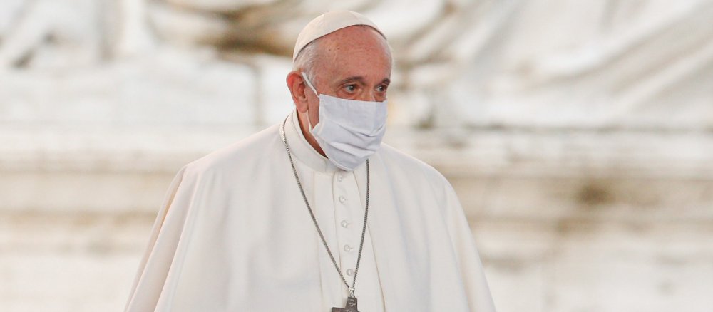 Papst Franziskus mit Maske