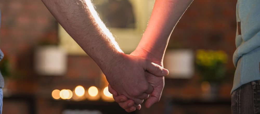 Homosexuelles Paar in einer Kapelle