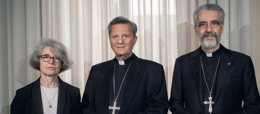 Schwester Nathalie Becquart, Kardinal Mario Grech und Bischof Luis Marin de San Martin bilden das Generalsekretariat der Bischofssynode