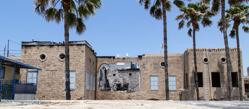 Bei einem Brandanschlag zerstörtes Stadtpalais in der Altstadt von Akko