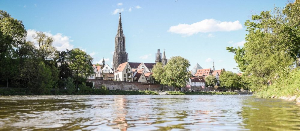 Blick über die Donau auf das Münster Unserer Lieben Frau