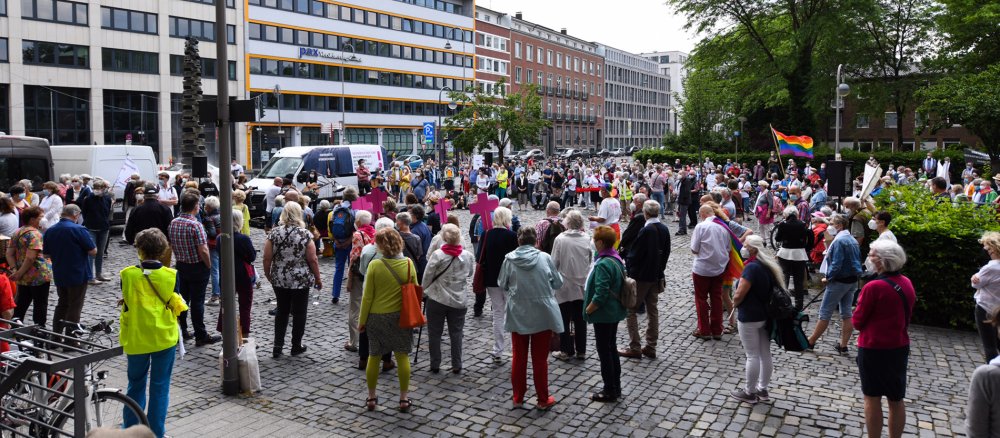 Demonstrierende stehen auf dem Börsenplatz in Köln