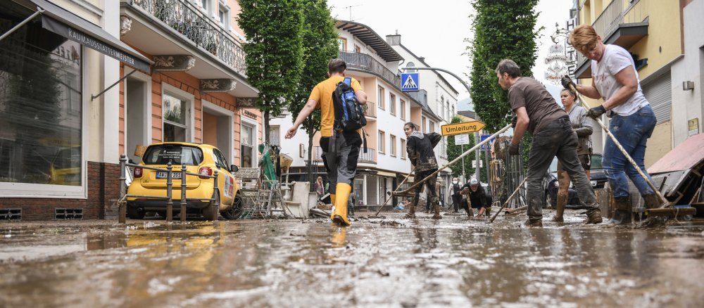 Aufräumarbeiten nach Überschwemmungen