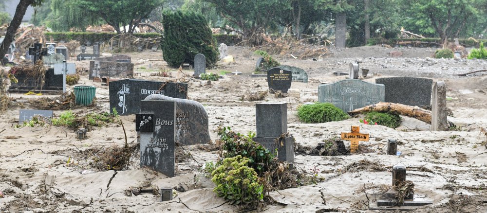 Zerstörter und mit Schlamm bedeckter Friedhof in Ahrweiler